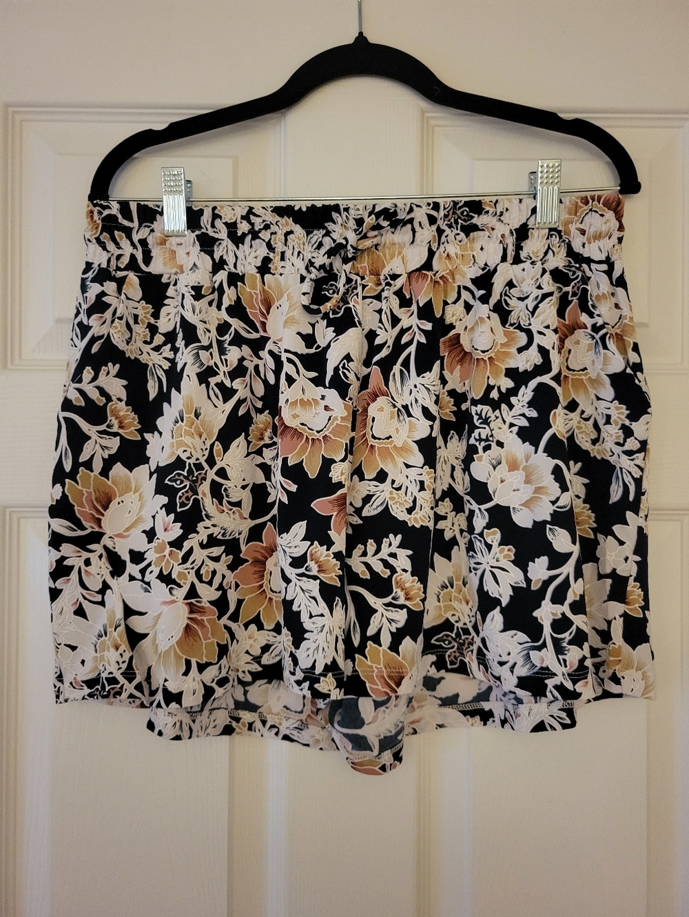 NWT Womems Size LaBlack Floral Elastic Waist Shorts - Cream & Brown Flower Print